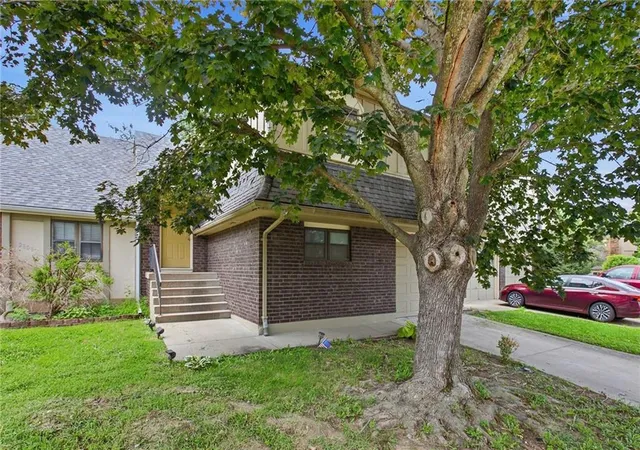 Photo 2 of Townhouse for sale at 2811 Nw 4th Street Ter, Blue Springs, MO 64014 | MLS# 2633971 | Listing updated on 2026-09-15