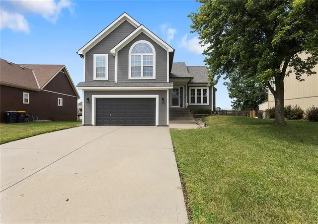 Photo 2 of Single family home for sale at 10904 N Manchester Ave, Kansas City, MO 64157 | MLS# 2634002 | Listing updated on 2026-09-10