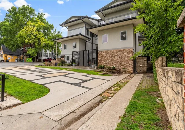Photo 3 of Single family home for sale at 3820 Wyoming St, Kansas City, MO 64111 | MLS# 2634117 | Listing updated on 2026-09-15
