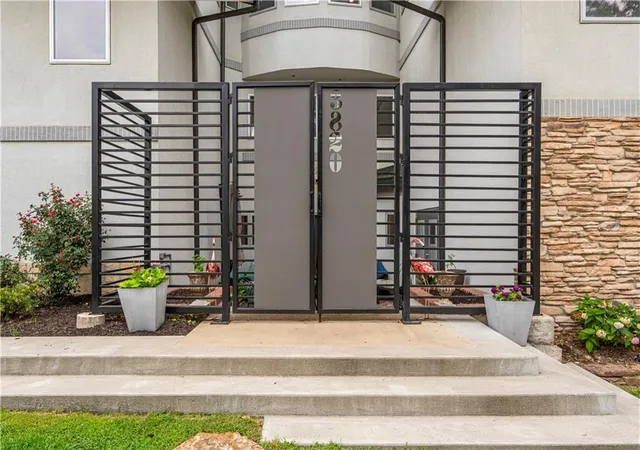 Photo 2 of Single family home for sale at 3820 Wyoming St, Kansas City, MO 64111 | MLS# 2634117 | Listing updated on 2026-09-29