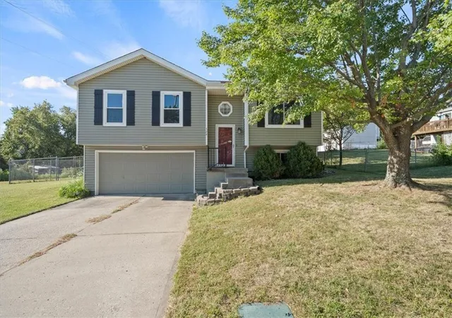 Photo 1 of Single family home for sale at 524 Se Steeple Ln, Blue Springs, MO 64014 | MLS# 2634159 | Listing updated on 2026-09-14