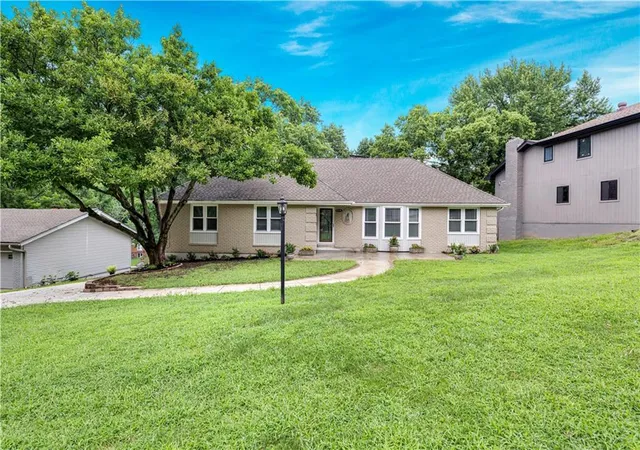Photo 1 of Single family home for sale at 404 Nw Briarcliff Rd, Kansas City, MO 64116 | MLS# 2634186 | Listing updated on 2026-09-14