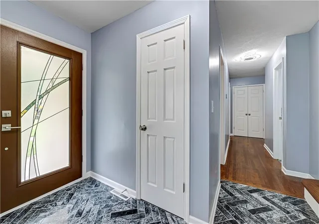 Photo 2 of Single family home for sale at 404 Nw Briarcliff Rd, Kansas City, MO 64116 | MLS# 2634186 | Listing updated on 2026-09-14