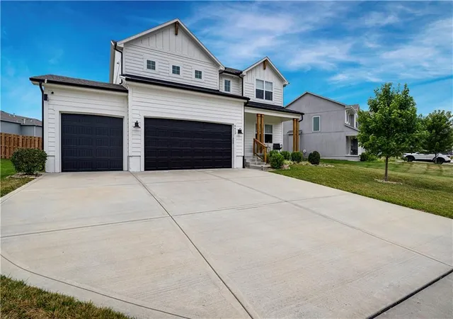 Photo 2 of Single family home for sale at 6613 Nw 106th Street, Kansas City, MO 64154 | MLS# 2634214 | Listing updated on 2026-09-12