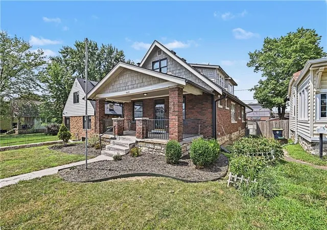 Photo 3 of Single family home for sale at 4428 Summit St, Kansas City, MO 64111 | MLS# 2634297 | Listing updated on 2026-09-14