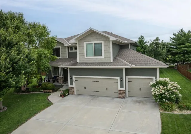 Photo 2 of Single family home for sale at 104 Sw Greenbriar Dr, Lees Summit, MO 64064 | MLS# 2634430 | Listing updated on 2026-09-12
