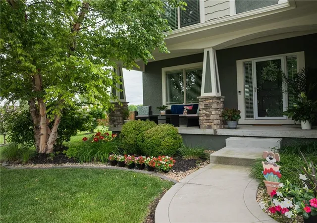 Photo 3 of Single family home for sale at 104 Sw Greenbriar Dr, Lees Summit, MO 64064 | MLS# 2634430 | Listing updated on 2026-09-12
