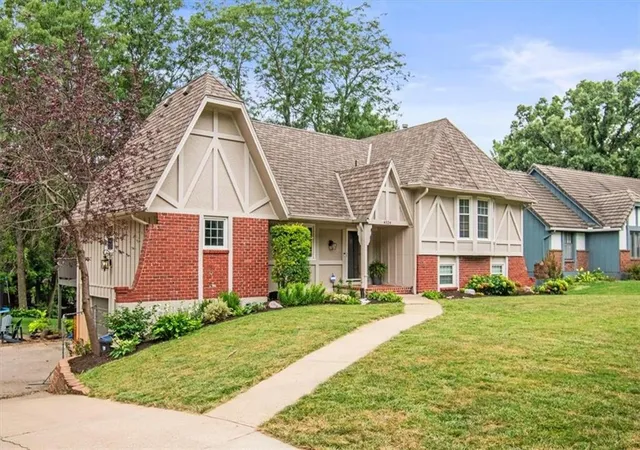 Photo 2 of Single family home for sale at 4524 NW Bramble Trl, Lees Summit, MO 64064 | MLS# 2634494 | Listing updated on 2026-09-12