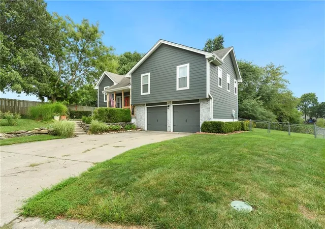Photo 3 of Single family home for sale at 906 Fairview Cir, Pleasant Hill, MO 64080 | MLS# 2634612 | Listing updated on 2026-09-24
