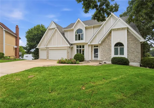Photo 3 of Single family home for sale at 332 NE Warrington Ct, Lees Summit, MO 64064 | MLS# 2634660 | Listing updated on 2026-09-15
