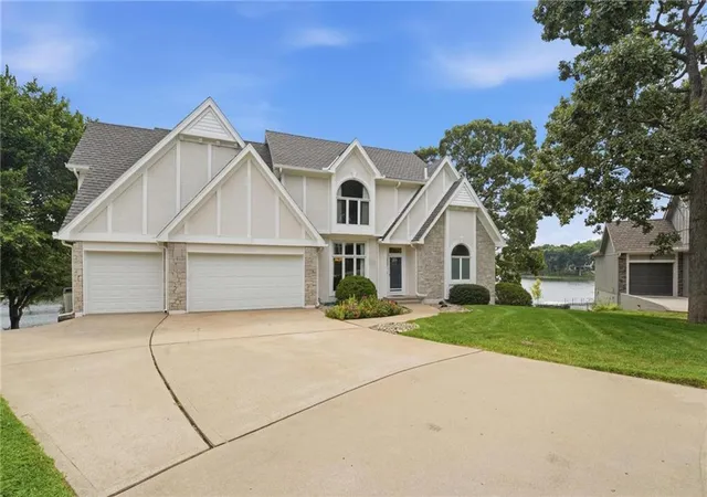 Photo 4 of Single family home for sale at 332 NE Warrington Ct, Lees Summit, MO 64064 | MLS# 2634660 | Listing updated on 2026-09-15