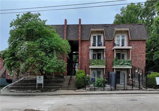 Listing Photo 4 - Condo for sale in building located at 4038 Clark Ave, Kansas City, MO 64111