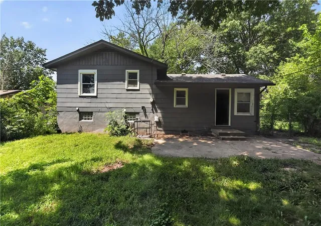 Single family home for sale at 4131 E Vineyard Rd, Kansas City, MO 64130 | MLS# 2634849
