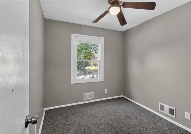 Photo 4 of Single family home for sale at 4131 E Vineyard Rd, Kansas City, MO 64130 | MLS# 2634849 | Listing updated on 2026-09-10