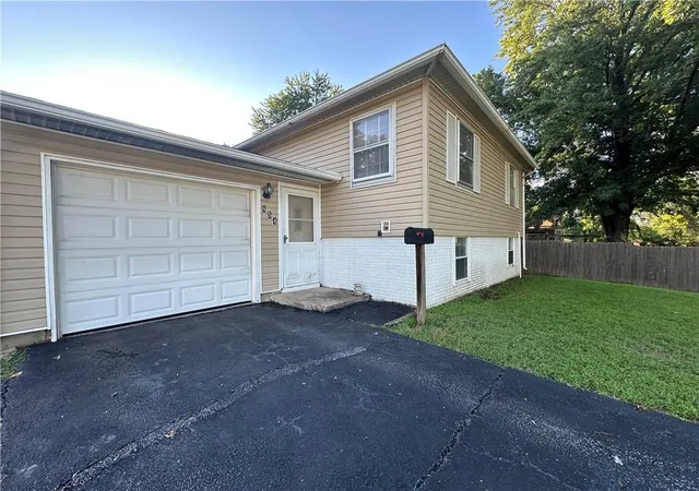 Photo 1 of Single family home for sale at 854 N Aztec Dr, Independence, MO 64056 | MLS# 2634888 | Listing updated on 2026-09-13