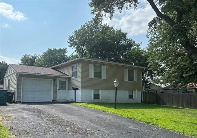 Photo 3 of Single family home for sale at 854 N Aztec Dr, Independence, MO 64056 | MLS# 2634888 | Listing updated on 2026-09-13