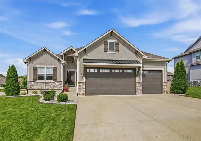 Photo 1 of Sale Pending at 500 Ne Hidden View Ln, Lees Summit, MO 64086 | MLS# 2635028 | Listing updated on 2026-09-13