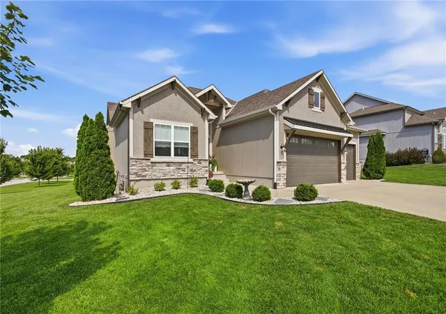 Photo 2 of Sale Pending at 500 Ne Hidden View Ln, Lees Summit, MO 64086 | MLS# 2635028 | Listing updated on 2026-09-13