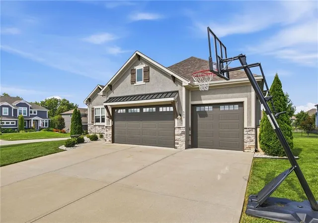 Photo 3 of Sale Pending at 500 Ne Hidden View Ln, Lees Summit, MO 64086 | MLS# 2635028 | Listing updated on 2026-09-13