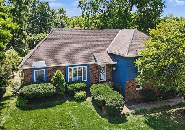 Photo 1 of Sale Pending at 607 Montcrew St, Kansas City, MO 64114 | MLS# 2635064 | Listing updated on 2026-09-11