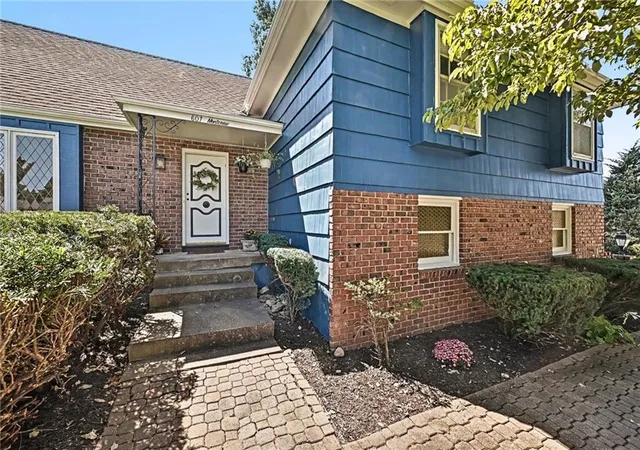 Photo 2 of Sale Pending at 607 Montcrew St, Kansas City, MO 64114 | MLS# 2635064 | Listing updated on 2026-09-11