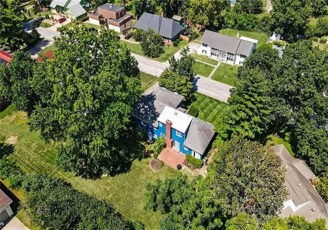 Photo 3 of Sale Pending at 607 Montcrew St, Kansas City, MO 64114 | MLS# 2635064 | Listing updated on 2026-09-11