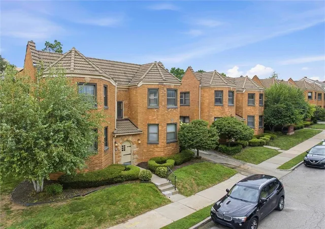 Photo 4 of Condo for sale at 4514 Broadway Blvd #2A, Kansas City, MO 64111 | MLS# 2635077 | Listing updated on 2026-09-30