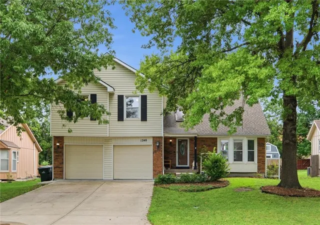 Photo 1 of Sale Pending at 1240 E Sleepy Holw Dr, Olathe, KS 66062 | MLS# 2635079 | Listing updated on 2026-09-10