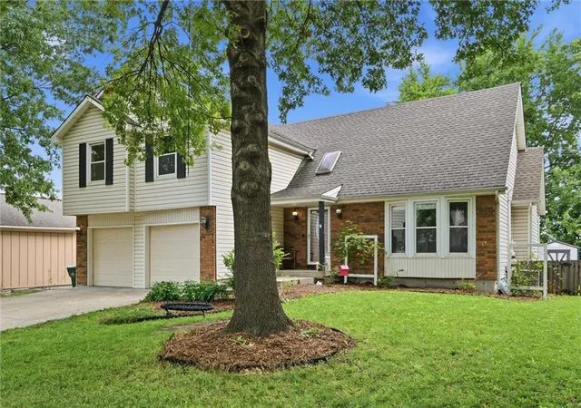 Photo 2 of Sale Pending at 1240 E Sleepy Holw Dr, Olathe, KS 66062 | MLS# 2635079 | Listing updated on 2026-09-10