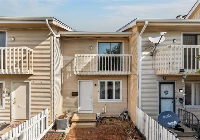 Photo 2 of Sale Pending at 1014 W Maple Ave, Independence, MO 64050 | MLS# 2635231 | Listing updated on 2026-10-08