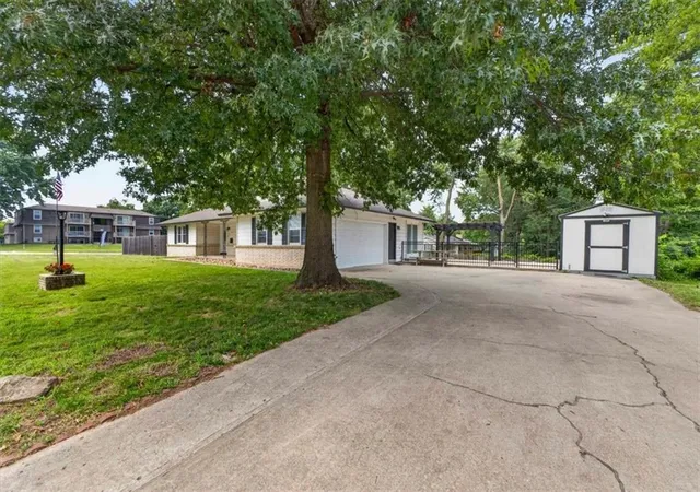 Photo 3 of Single family home for sale at 7726 Everett Ave, Kansas City, KS 66112 | MLS# 2635411 | Listing updated on 2026-09-11