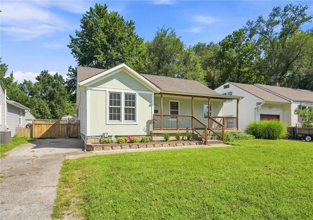 Photo 3 of Single family home for sale at 610 W 86th Terrace, Kansas City, MO 64114 | MLS# 2635686 | Listing updated on 2026-09-14