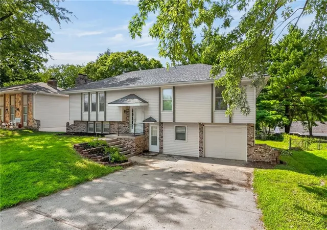 Photo 2 of Single family home for sale at 5524 Nw Raintree Dr, Kansas City, MO 64152 | MLS# 2635868 | Listing updated on 2026-10-02