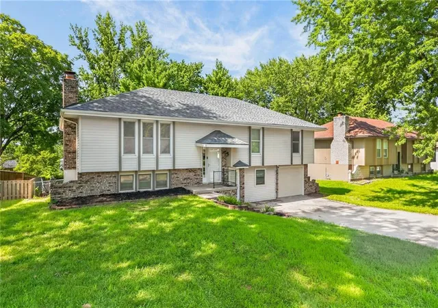 Photo 3 of Single family home for sale at 5524 Nw Raintree Dr, Kansas City, MO 64152 | MLS# 2635868 | Listing updated on 2026-10-02