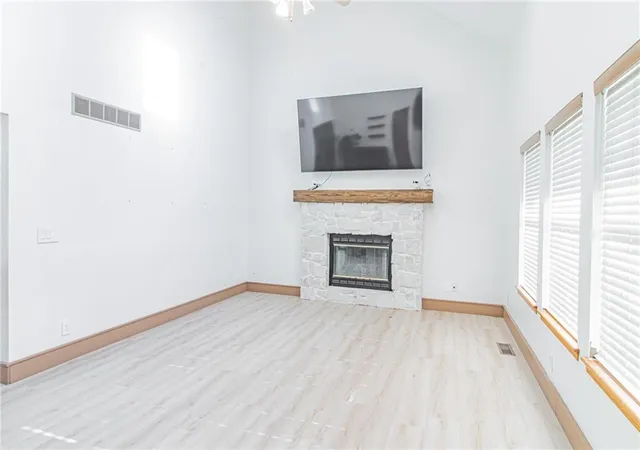 Photo 3 of Sale Pending at 1333 NE Grand Ave, Lees Summit, MO 64086 | MLS# 2635877 | Listing updated on 2026-09-13