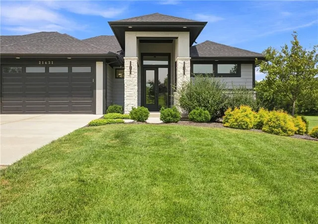 Photo 3 of Single family home for sale at 21431 Deer Ridge Dr, Spring Hill, KS 66083 | MLS# 2635912 | Listing updated on 2026-09-15