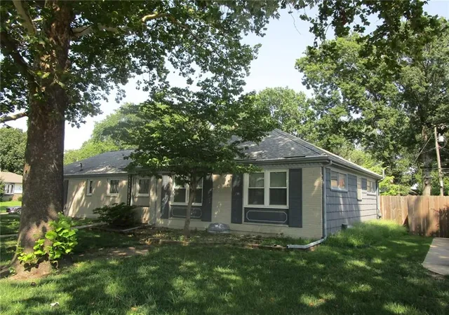 Photo 3 of Sale Pending at 600 S Edgemere Dr, Olathe, KS 66061 | MLS# 2635975 | Listing updated on 2026-09-29