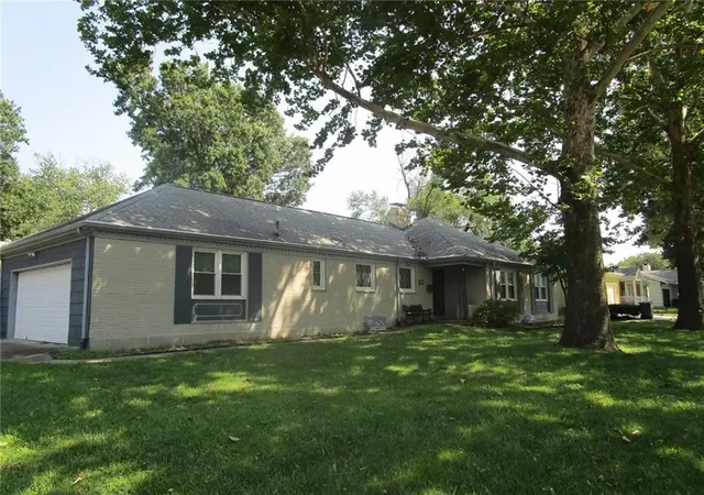 Photo 3 of Sale Pending at 600 S Edgemere Dr, Olathe, KS 66061 | MLS# 2635975 | Listing updated on 2026-09-29