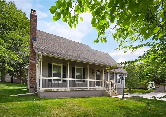 Photo 2 of Single family home for sale at 1636 Ne Thames Dr, Lee's Summit, MO 64086 | MLS# 2636023 | Listing updated on 2026-09-12