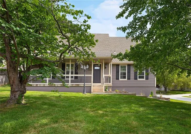 Photo 3 of Single family home for sale at 1636 Ne Thames Dr, Lee's Summit, MO 64086 | MLS# 2636023 | Listing updated on 2026-09-12