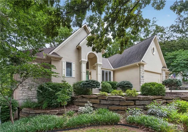 Photo 3 of Single family home for sale at 2228 Sw Waterfall Pl, Lee's Summit, MO 64081 | MLS# 2636069 | Listing updated on 2026-09-12