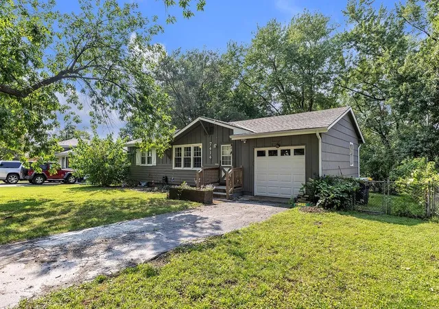 Photo 2 of Sale Pending at 7414 Park Forest Ln, Kansas City, MO 64152 | MLS# 2636076 | Listing updated on 2026-09-11