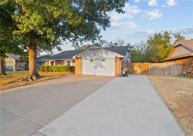Photo 1 of Sale Pending at 926 Lariat Dr, Bartlesville, OK 74006 | MLS# 2636144 | Listing updated on 2026-09-14