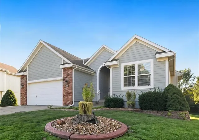 Photo 3 of Sale Pending at 7304 N Cypress Ave, Kansas City, MO 64119 | MLS# 2636234 | Listing updated on 2026-09-11