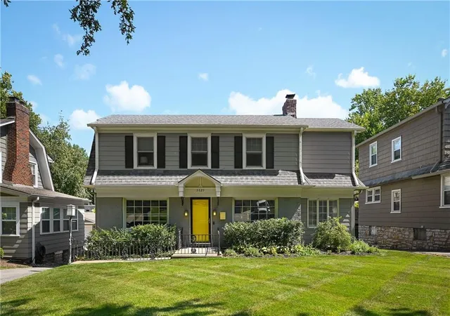 Photo 2 of Sale Pending at 5629 Oak St, Kansas City, MO 64113 | MLS# 2636258 | Listing updated on 2026-09-11