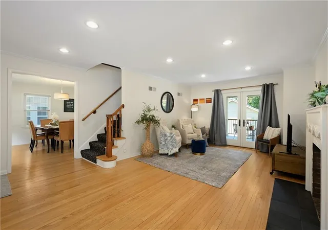 Photo 3 of Sale Pending at 5629 Oak St, Kansas City, MO 64113 | MLS# 2636258 | Listing updated on 2026-09-11