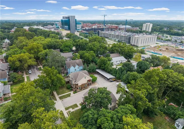 Listing Photo 5 - Condo for sale in building located at 3612 Bell St, Kansas City, MO 64111