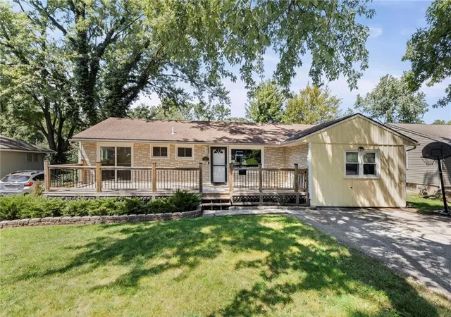 Photo 1 of Sale Pending at 1402 Sw Peggy Cir, Lees Summit, MO 64081 | MLS# 2636361 | Listing updated on 2026-09-08