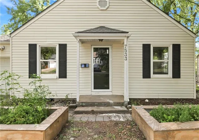 Photo 3 of Single family home for sale at 7533 Marty St, Overland Park, KS 66204 | MLS# 2636423 | Listing updated on 2026-09-15