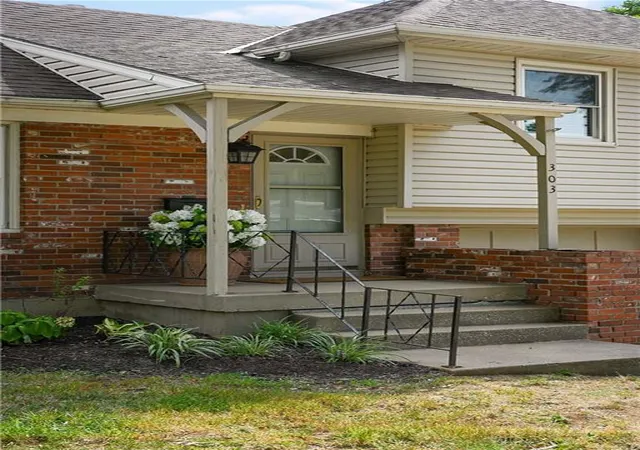 Photo 2 of Single family home for sale at 303 Sw Pinnell Dr, Lees Summit, MO 64081 | MLS# 2636450 | Listing updated on 2026-09-11